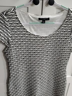 Sharagano Black & White Wave Stripe Scoop Neck Short Sleeve Dress